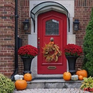 front,door,of,house,decorated,with,fall,wreath,and,pumpkins