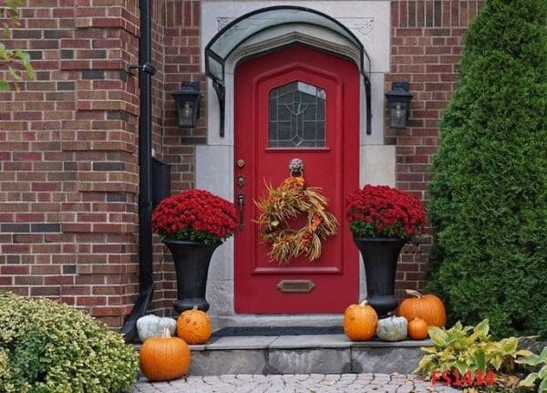 front,door,of,house,decorated,with,fall,wreath,and,pumpkins