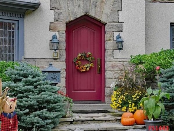 front,door,with,pumpkins,and,halloweeen,decorations