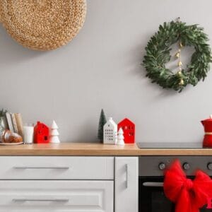 interior,of,kitchen,with,christmas,wreath,,oven,and,bow